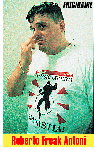Roberto Freak Antoni con la t-shirt di FRIGIDAIRE, "Curcio libero, amnistia!", la sera del "Concerto per la libertà" all'Alpheus di Roma, il 4 giugno 1992.