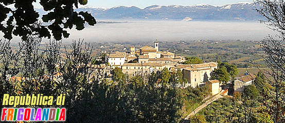 Il borgo medievale di Giano dell'Umbria visto da Frigolandia