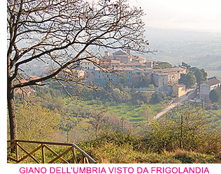 Il borgo medievale di Giano dell'Umbria visto dal giardino della Repubblica di Frigolandia, redazione e Museo di Frigidaire e Il Nuovo Male